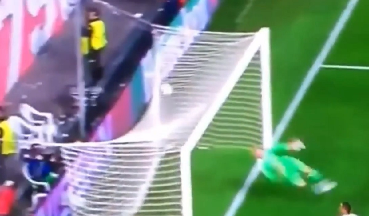 SVI SU VEĆ VIDJELI LOPTU U GOLU Pogledajte kako je De Gea spasio United